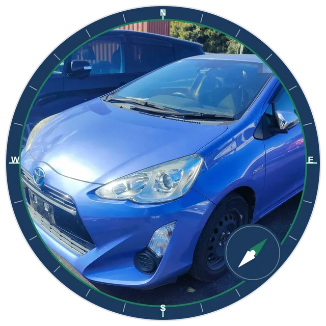 コンパスの文字盤の中に収めた買取車両と輸出コンテナの現場写真