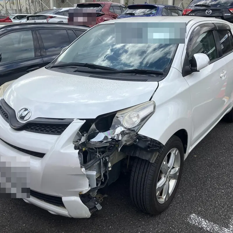フロント右側を損傷した事故車