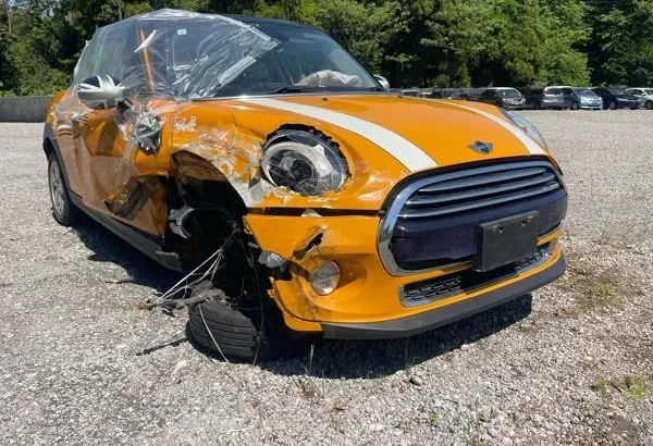 前部が大破した事故現状のMINI