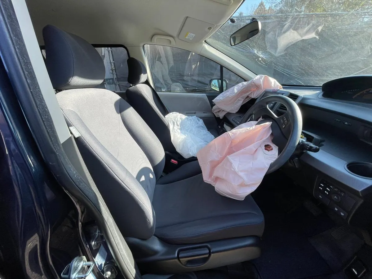 エアバッグが展開した車の車内