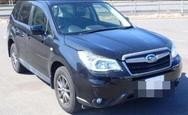 駐車場に停まる黒のフォレスター（SJ型）の前方