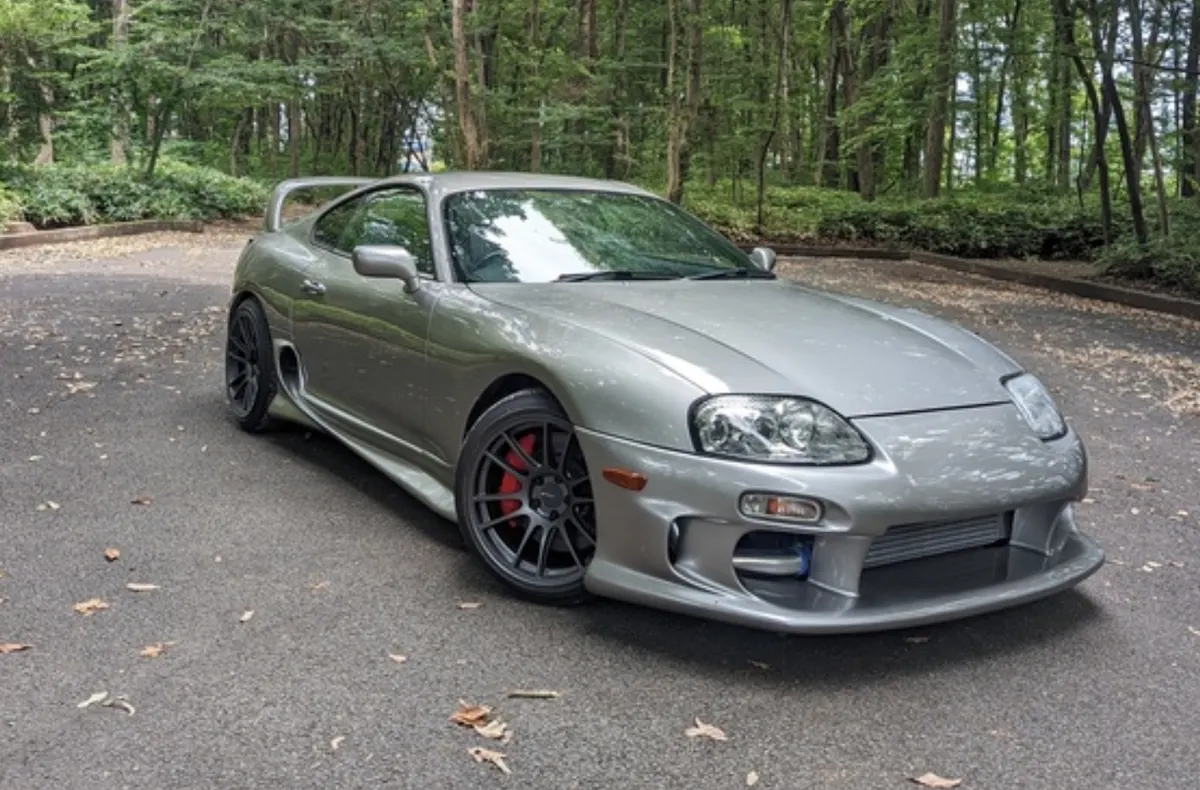 林の中に停まるシルバーのスープラ（A80）前方