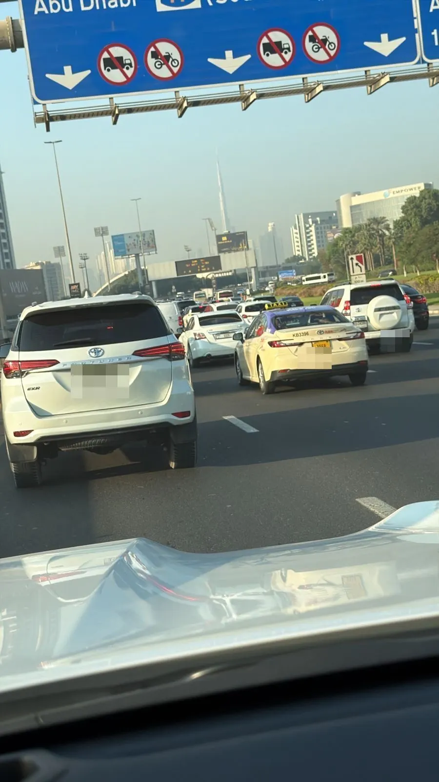 中東の高速道路。日本車のSUVやセダンが走る渋滞の様子