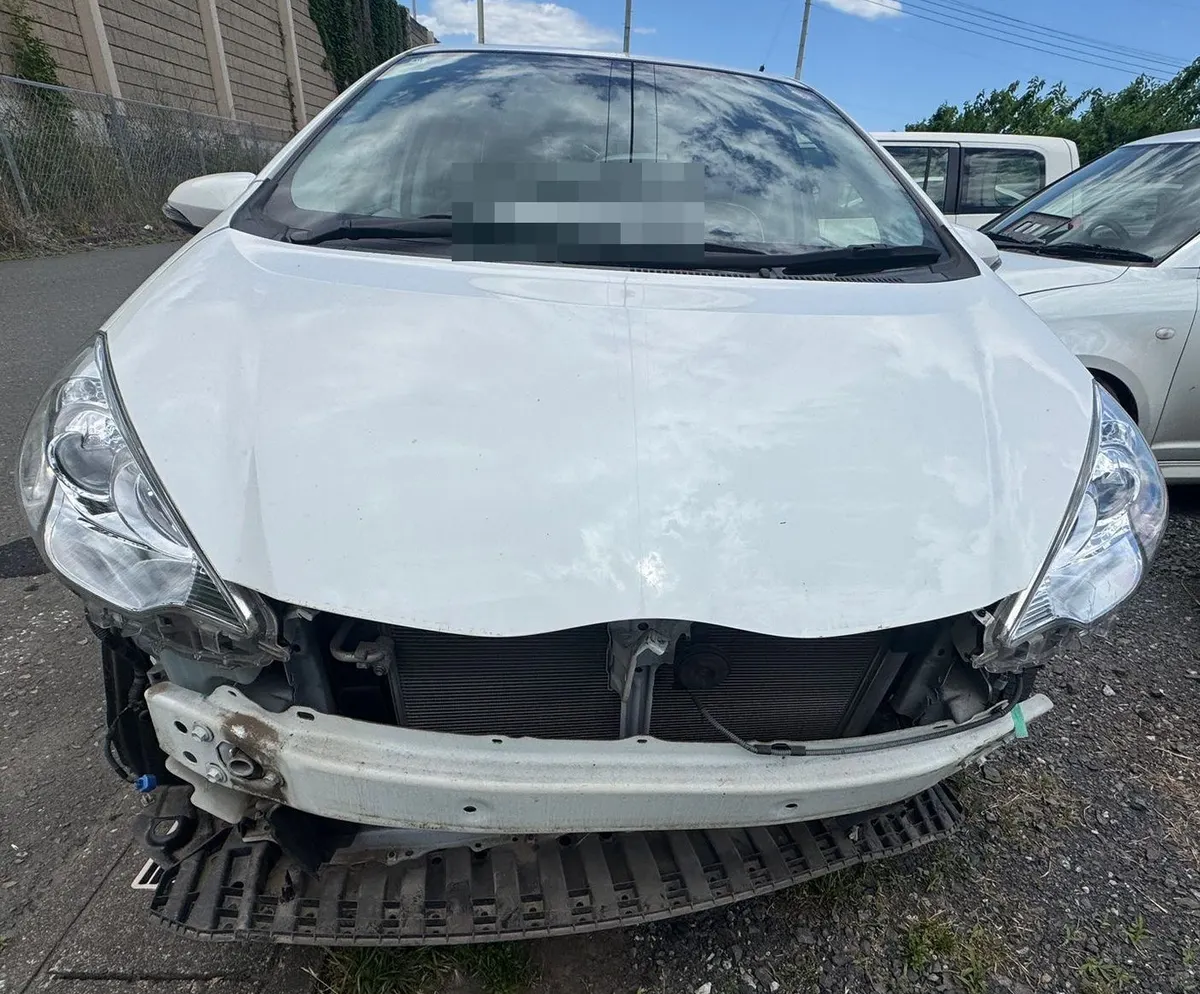 前部を損傷しバンパーが外れた白の事故現状車