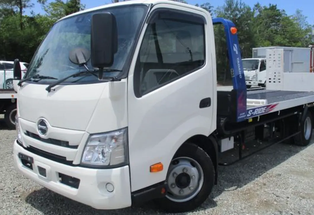 白の車両積載車（フラットベッドのキャリアカー）
