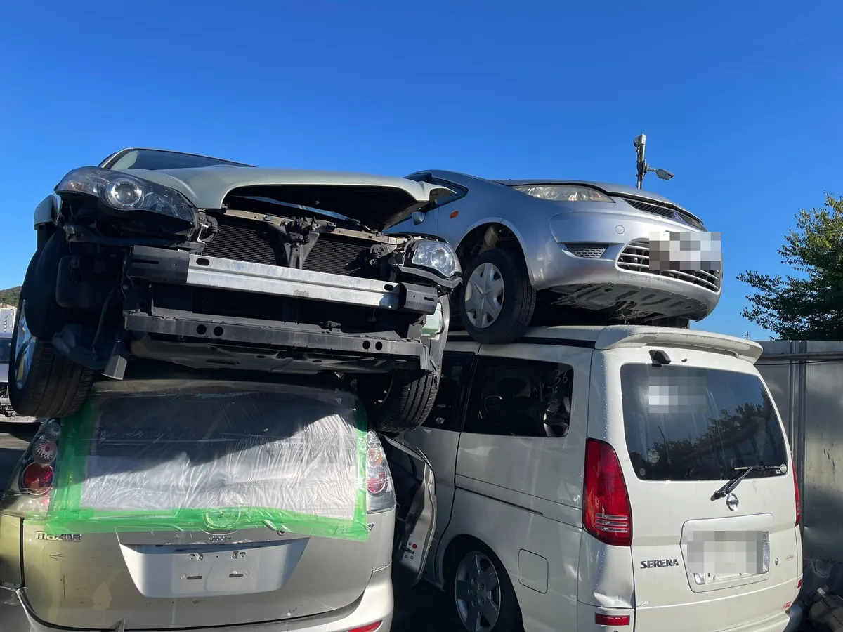 解体待ちの車両を多段に積み上げた国内ヤード